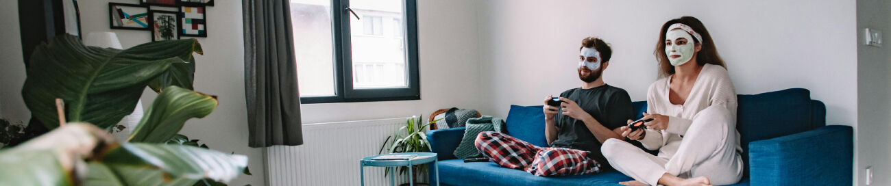 couple playing PlayStation 